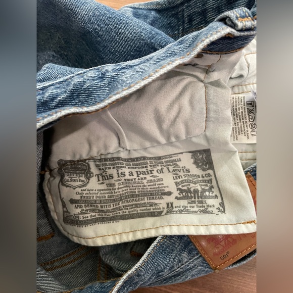 Levi’s cropped distressed mom jeans size 27 button front - Picture 6 of 7